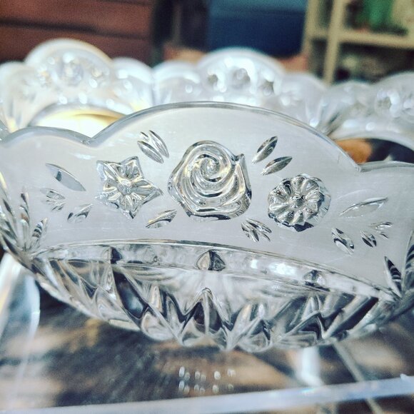 Centerpiece Crystal Bowl 9.5" wide, 5.5" tall, made in Germany by Oneida, 1992 - Picture 3 of 8